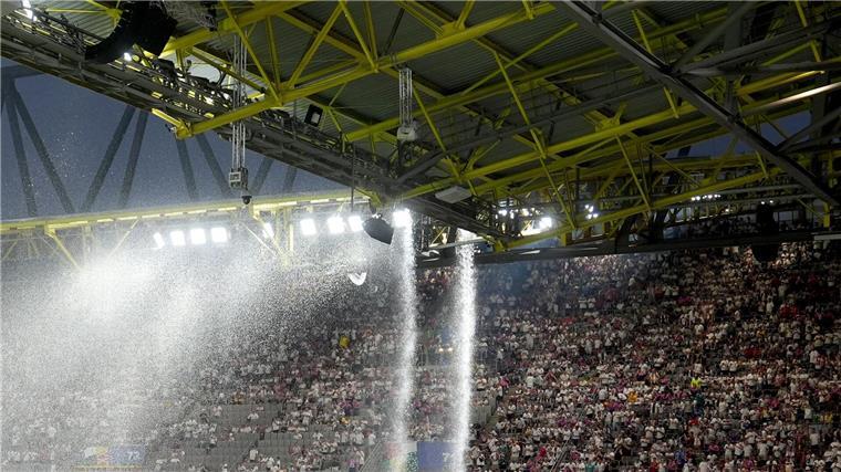 Im Stadion in Dortmund ist ein Mann vor einem Spiel aufs Dach geklettert. 