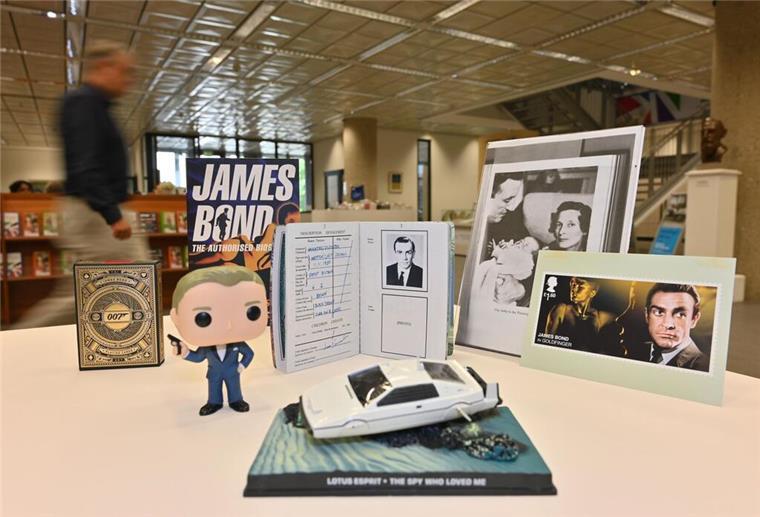 Stadtarchiv: Wieso James Bond aus Wattenscheid kommt Im Stadtarchiv sind Exponate der Ausstellung „Liebesgrüße aus Wattenscheid“ zu sehen - dazu zählt auch ein Replikat des Ausweises von James Bond, welches den Wattenscheider Geburtsort des Geheimagenten bescheinigt.