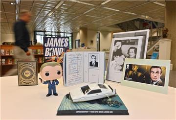 Im Stadtarchiv sind Exponate der Ausstellung „Liebesgrüße aus Wattenscheid“ zu sehen - dazu zählt auch ein Replikat des Ausweises von James Bond, welches den Wattenscheider Geburtsort des Geheimagenten bescheinigt. 