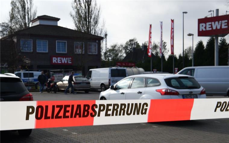 Bremen: Einer erschossen, einer erstochen - Täter noch immer flüchtig Im Stadtteil Bremen-Gröpelingen kam es am Donnerstag zu einer Schießerei. Dabei starb ein 25-Jähriger.