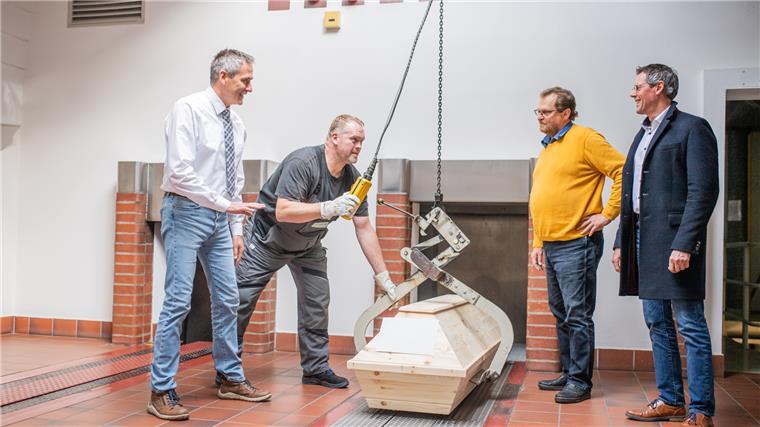 Im städtischen Krematorium Bremerhaven ist eine Ofenanlage in Betrieb, aber zu jetzt veränderten Zeiten. Friedhofsverwalter Olaf Kranz (von links) und Krematoriumstechniker Thorsten Hülseberg erklären  dem zuständigen Stadtrat Dr. Ulf Eversberg und Leroy Czichy vom Leitungsteam des Gartenbauamtes den Ablauf des Einäscherungsprozesses. 