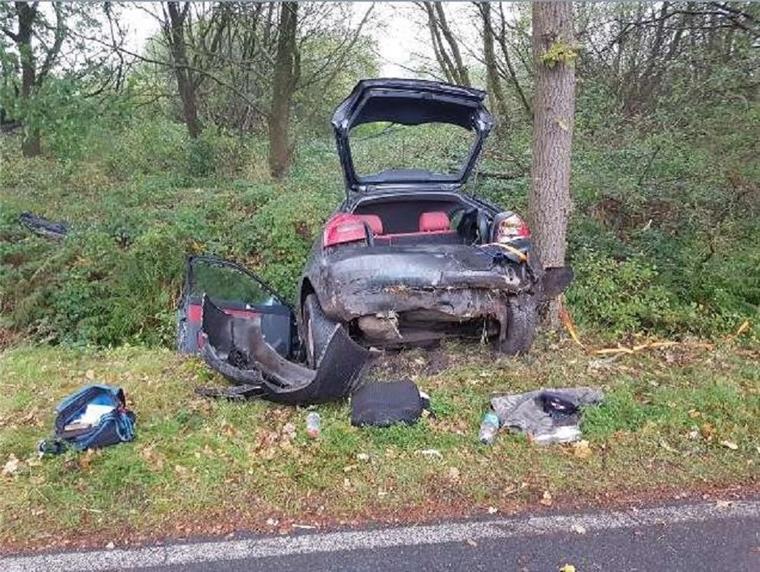 Sittensen: Autofahrer kommt auf Ölspur ins Rutschen Im Straßengraben kam der 18-jährige Autofahrer vor einer Eiche zum Stehen. An seinem Audi A3 entstand Totalschaden. Er selbst wurde bei dem Unfall bei Tiste leicht verletzt.