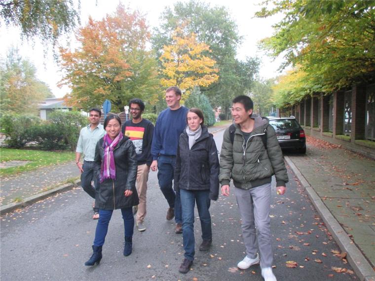 Im Studentenwohnheim Adolf-Butenandt-Straße leben auch v.li. Annant Chelan, Zhang Xiuhui; Shobit Gupta; Malte Tien, Anita Luise Hauch und Hui Dong. Foto Schwan