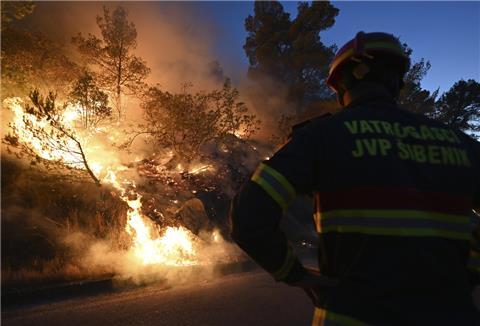 Im Süden Europas, hier ein Bild aus Kroatien, kommt es aktuell sehr häufig zu Waldbränden. Auch in Norddeutschland sollen die Temperaturen in den kommenden Tagen steigen, so dass hier ortsweise auch die höchste Gefahrenstufe erreicht werden kann.