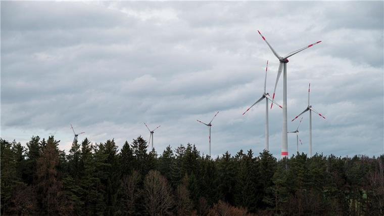 Windkraft im Wald – Verbände warnen vor Zerstörung Im Süden Niedersachsens sollen Waldflächen für Windräder geöffnet werden, wie hier in Bayern. (Archivbild)