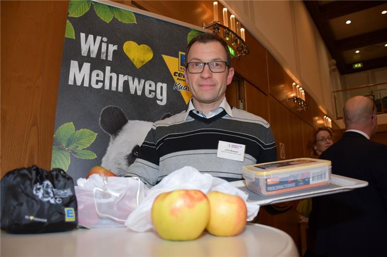 Bremerhavener Unternehmen im Einsatz gegen den Plastikmüll Weniger Plastikmüll: Im Supermarkt von Jens Knauer kann man Obst in Netzen kaufen und Wurst und Käse in den eigenen Vorratsdosen abfüllen lassen. Er macht mit beim neuen "Bündnis für Mehrweg".
