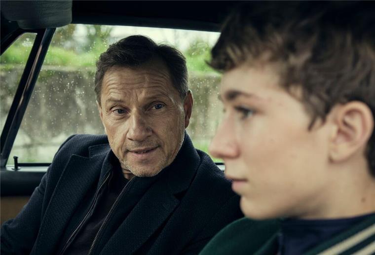 Im „Tatort: Zerrissen“ waren Thorsten Lannert (Richy Müller, l) und der junge David (Louis Guillaume) zu sehen - aber minutenlang nicht zu hören.