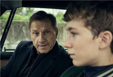 Im „Tatort: Zerrissen“ waren Thorsten Lannert (Richy Müller, l) und der junge David (Louis Guillaume) zu sehen - aber minutenlang nicht zu hören.