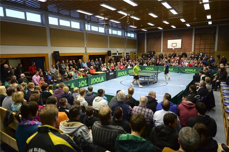 Im Tischtennis-Intercup herrscht immer eine tolle Atmosphäre in der Lunestedter Halle. Foto Scheer