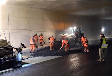 Im Tunnel wurde bereits asphaltiert, nun kommen weitere Teilstücke der Cherbourger Straße dran.