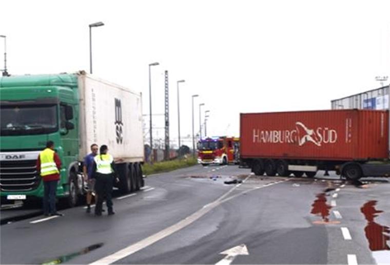 Bremerhaven: Sattelzüge stoßen im Überseehafen zusammen Im Überseehafen gab es einen schweren Lkw-Unfall.