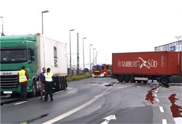 Im Überseehafen gab es einen schweren Lkw-Unfall.
