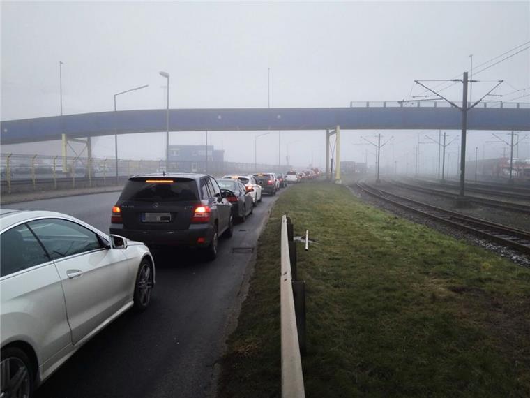 Lkw-Abfertigung im Hafen gestoppt: Lange Staus in Bremerhaven Im Überseehafen von Bremerhaven hat es sich am Freitag ordentlich gestaut.