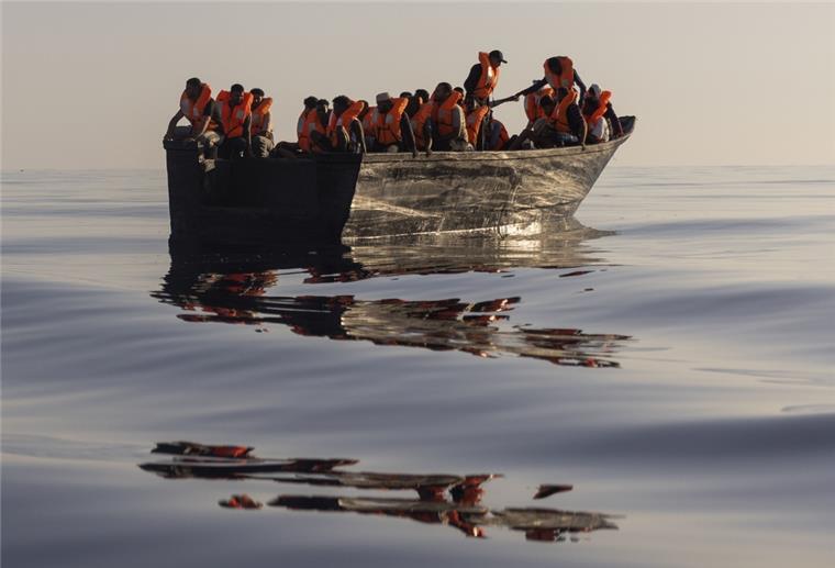Flüchtlingsrat fordert Gleichbehandlung aller Kriegsopfer Migranten mit Schwimmwesten, die von Freiwilligen des Rettungsschiffs Ocean Viking zur Verfügung gestellt wurden, segeln in einem Holzboot, während einer Rettungsaktion im Mittelmeer.