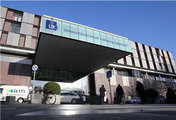 Im Universitätsklinikum Hamburg-Eppendorf ist am Freitag eine 21 Jahre alte Frau aus dem Landkreis Rotenburg an einer COVID-19-Infektions gestorben. 