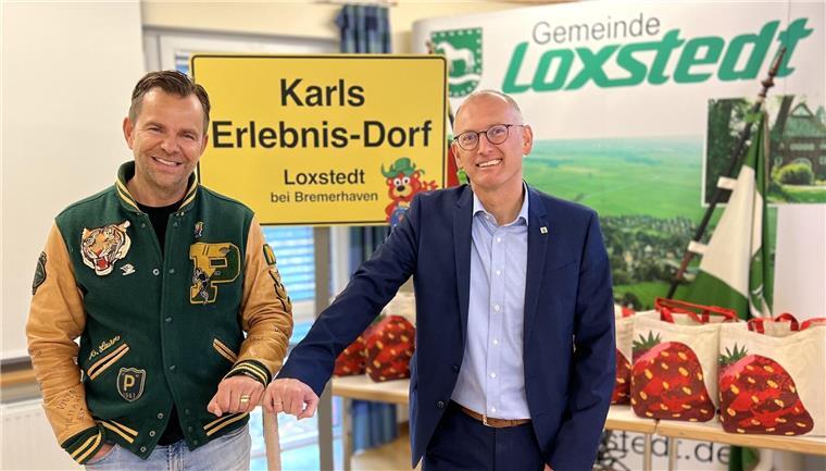 So könnte der erste Freizeitpark im Kreis Cuxhaven aussehen Im vergangenen Herbst machten sie im Loxstedter Rathaus Nägel mit Köpfen: Karls-Erlebnis-Dorf-Betreiber Robert Dahl (links) und Bürgermeister Detlef Wellbrock.