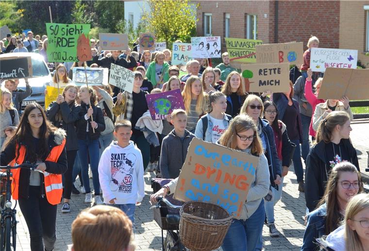 Zeven: Mahnwache soll an Klimaproblematik erinnern Im vergangenen Jahr fanden in Zeven zwei große Klima-Demos statt. Für Freitag hat die örtliche „Fridays for Future“-Gruppe eine Mahnwache angemeldet.