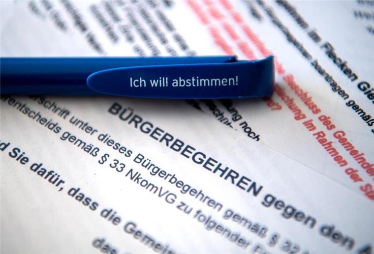 Zahl der Bürgerbegehren in Niedersachsen deutlich gesunken Ein Stift mit der Aufschrift «Ich will abstimmen!» liegt auf Zetteln mit Bürgerbegehren auf dem Schreibtisch
