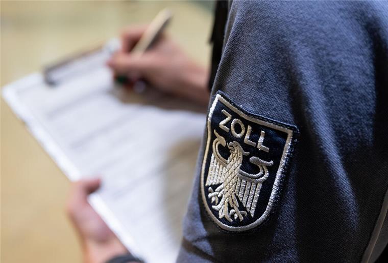 Über 2.700 illegale Waffen in Bremerhaven beschlagnahmt Ein Zollbeamter füllt in der Altmarktgalerie einen Personalerfassungsbogen aus. Mehrere Hundert Beamtinnen und Beamte der Hauptzollämter sind in ganz Deutschland für Schwerpunktkontrollen zur Einhaltung des Mindestlohns unterwegs. Nach Angaben des Hauptzollamtes Dresden waren Objekte unter anderem in Bautzen, Dresden und Leipzig betroffen. +++ dpa-Bildfunk +++