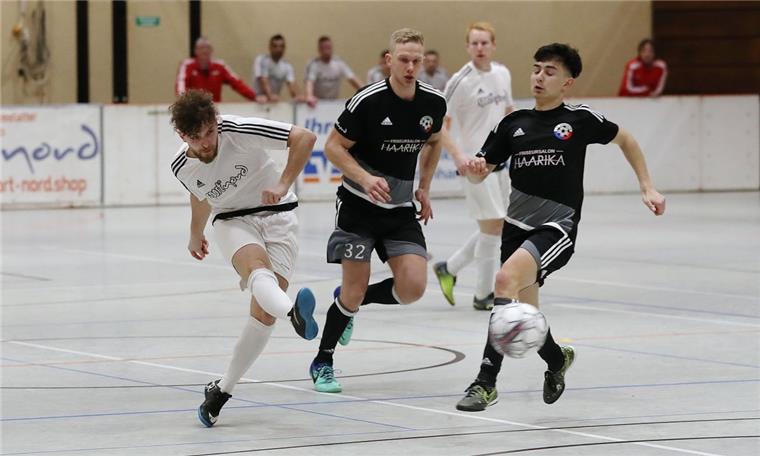 Hallenfußballkönig der Wesermarsch wird ermittelt Im vergangenen Jahr holte sich Schwarz-Rot Esenshamm (weiße Trikots) den Titel beim Wesermarsch-Wintercup. Dieser Verein hat sich im Herbst 2019 aufgelöst. Finalgegner war der 1. FC Nordenham.