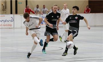 Im vergangenen Jahr holte sich Schwarz-Rot Esenshamm (weiße Trikots) den Titel beim Wesermarsch-Wintercup. Dieser Verein hat sich im Herbst 2019 aufgelöst. Finalgegner war der 1. FC Nordenham.