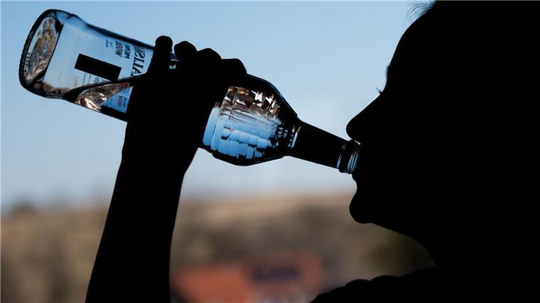 Weniger Jugendliche wegen Alkoholmissbrauchs im Krankenhaus Im vergangenen Jahr ist die Zahl der Kinder und Jugendlichen in Niedersachsen, die wegen Alkoholmissbrauchs in eine Klinik kamen, nach einer DAK-Auswertung deutlich gesunken. (Symbolbild)