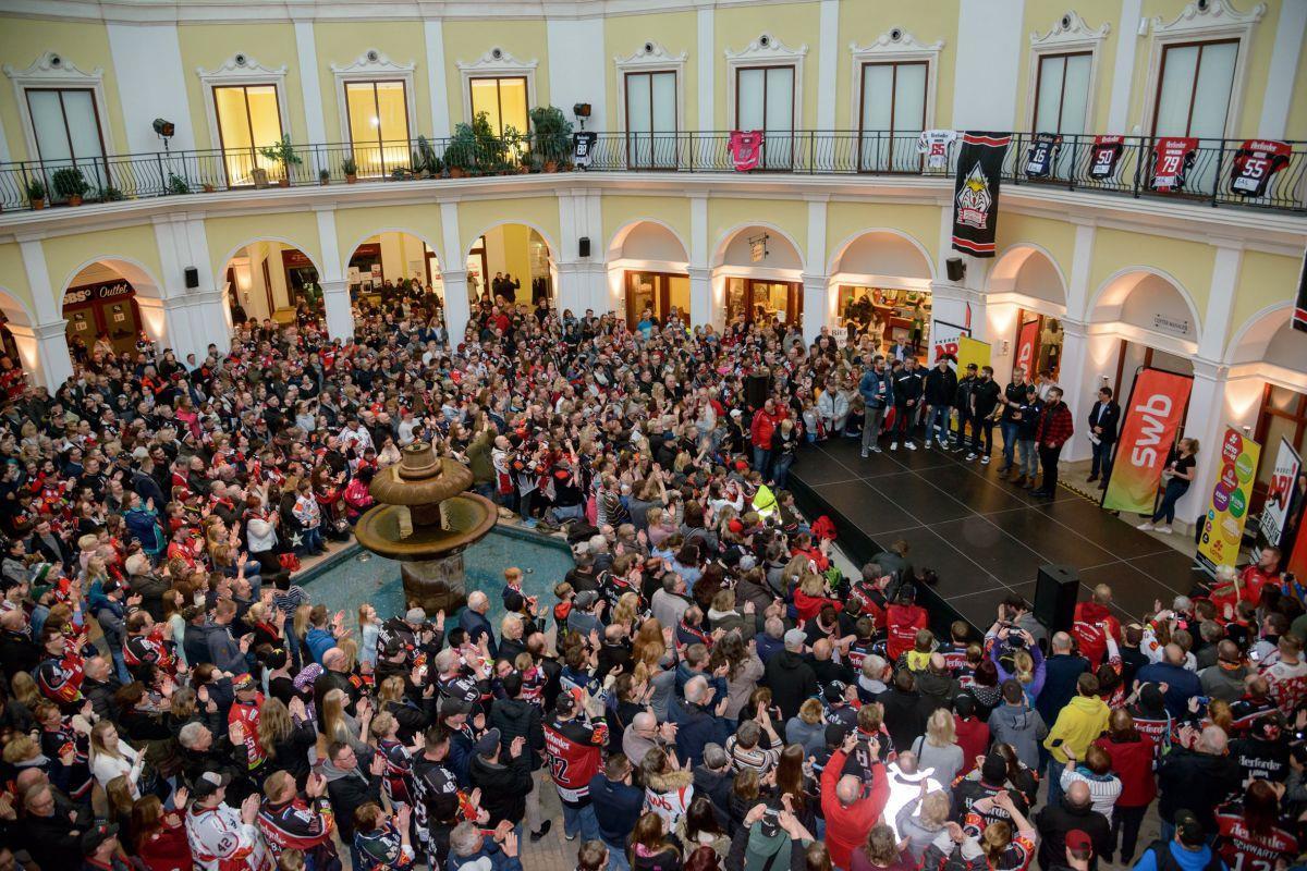 Im vergangenen Jahr kamen viele Fans der Fischtown Pinguins zur Abschlussfeier ins Mediterraneo. 