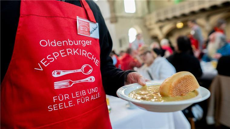 Oldenburger Vesperkirche bietet kostenloses Abendessen Im vergangenen Jahr ließen es sich zahlreiche Gäste in der Vesperkirche schmecken. (Archivbild)