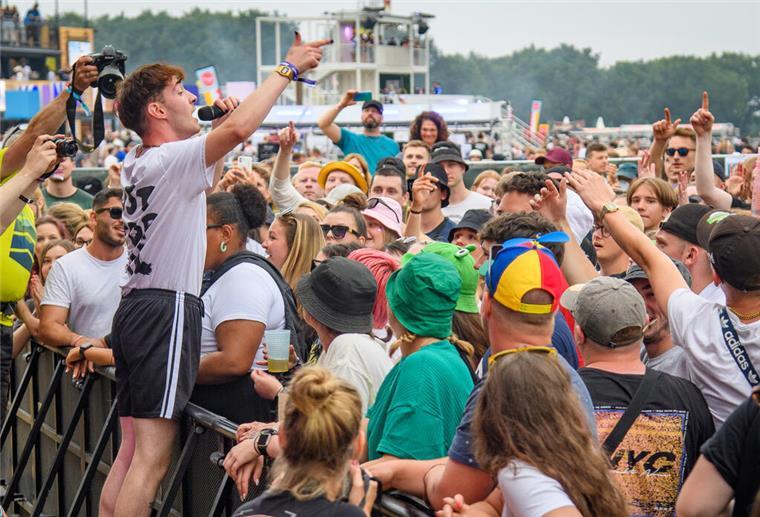 Deichbrand 2023: Line-Up ist jetzt komplett Im vergangenen Jahr spielte auf der Jever-Stage die Deutschrock-Band „Raum27“ - Jetzt ist das Line-Up für 2023 an der Hafenbar bekannt gegeben.