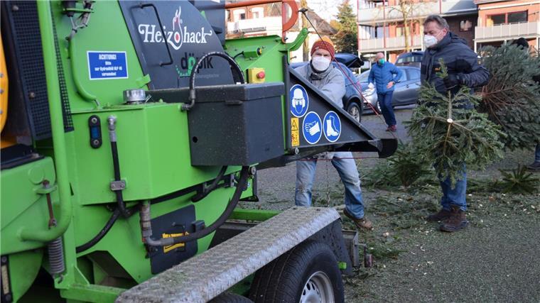 Auf dem Nordenhamer Marktplatz wird wieder geschreddert Im vergangenen Jahr wurden 1350 Bäume durch den Häcksler geschoben. Ein Rekord. Ob es diesmal wieder so viele werden?