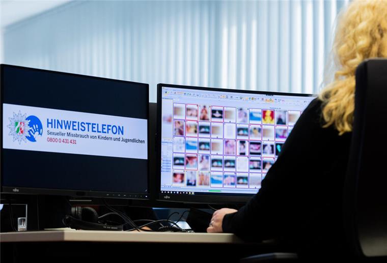 Kinderpornografie: Bremer Polizei fordert mehr Medienkompetenz Eine Ermittlerin sitzt vor Monitoren mit unkenntlich gemachten Fotografien, die teilweise sexuellen Missbrauch zeigen