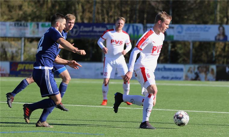 Der SV Brake stürmt ins Bezirkspokal-Halbfinale Im Viertelfinale des Bezirkspokals Weser-Ems erzielte Jan-Niklas Wiese (am Ball) in der 26. Minute das 2:0 für die Braker. Er traf auch zum 8:1 gegen den klassentieferen Heidmühler FC.