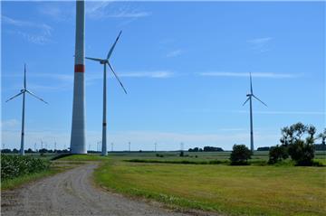 Im Vordergrund stehen Anlagen des Windparks „Wittgeeste“, am Horizont Anlagen des Windparks Köhlen-Brockoh – die Großenhainer wollen keine weiteren Windkraftanlagen mehr. Und seien sie auch nur zum Test gedacht. Deshalb lehnt man den Plan von Energiekontor ab