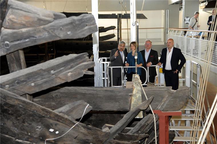 Deutsches Schiffahrtsmuseum auf Sanierungskurs Im Vorfeld der Evaluierung durch die Leibniz-Gemeinschaft im kommenden Jahr möchte das DSM mit der Neugestaltung der Dauerausstellung beginnen und rechtzeitig das zentrale Objekt, die Bremer Kogge von 1380, in neuem Glanz erstrahlen lassen. Die Umbauarbeiten werden noch im Mai beginnen. Im Bild (von links) OB Melf Grantz, Museumschefin Sunhild Kleingärtner, Manfred Schütte-Thuy und Stefan Iglhaut.