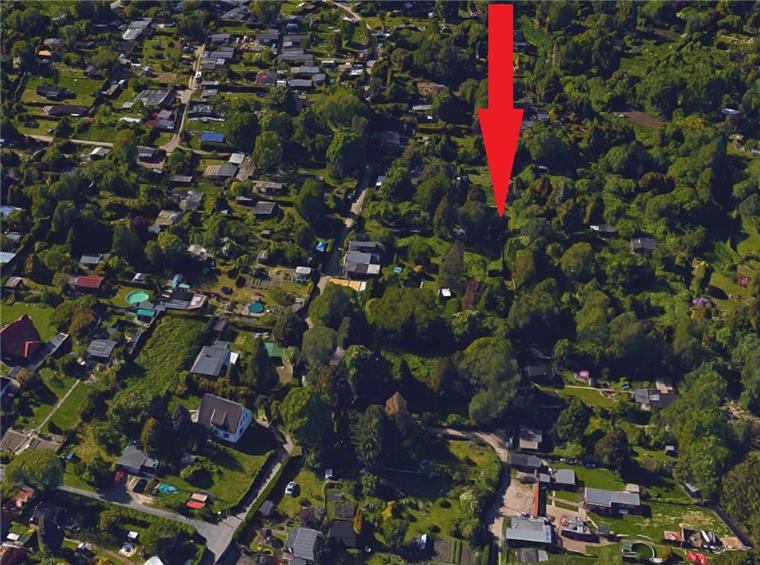 Im Weg  15 (markiert mit dem roten Pfeil) hat es wohl eine versuchte Brandstiftung gegeben.