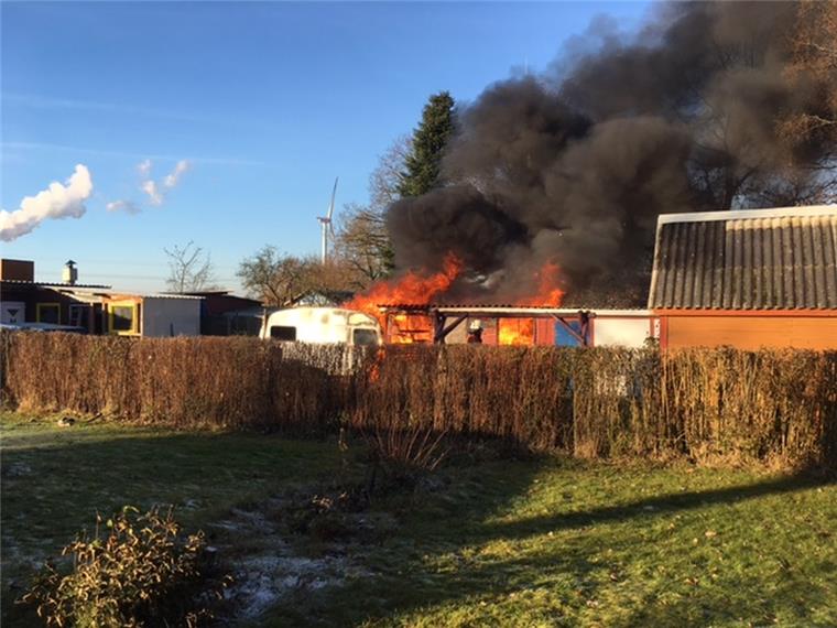 Schiffdorferdamm: Schuppen und Wohnwagen brennen komplett aus Im Weg 65 brannten ein Schuppen und ein Wohnwagen komplett aus.