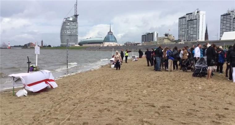 Im Weserstrandbad haben sich am Sonntag 129 Menschen taufen lassen.