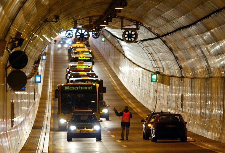 Wartung im Wesertunnel: Es kommt zu Sperrungen Busse und Autos in einem Tunnel.
