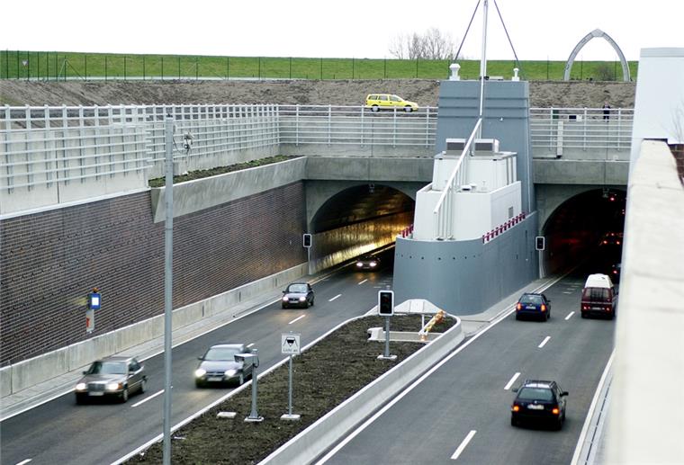 Falschfahrerin im Wesertunnel Im Wesertunnel war jetzt eine Falschfahrerin unterwegs, eine 72-jährige Frau aus Stadland.