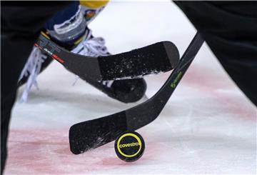 Im Zentrum eines DEL-Eishockey-Spiels: der Puck beim Bully. 