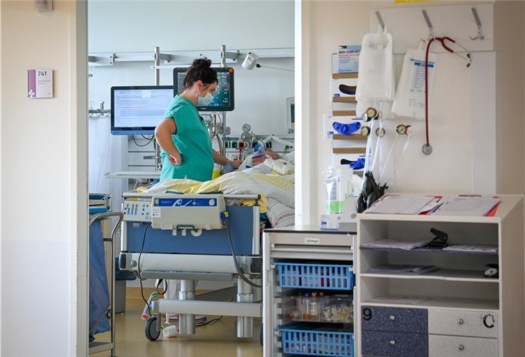 Im Zentrum für Alterstraumatologie des Zentrum für Alterstraumatologie werden Patienten gemeinsam durch Unfallchirurgen, Geriater, Anästhesisten, Radiologen und Physiotherapeuten behandelt.
