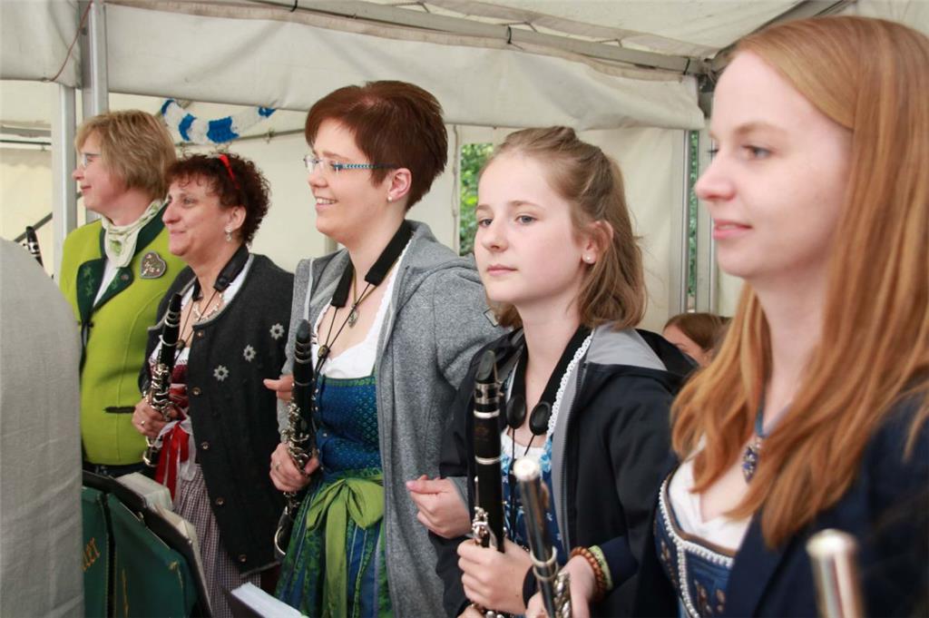 Im zünftigen Dirndl traten die Klarinettistinnen auf. Bayernfest in Wittstedt. F...
