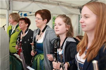 Im zünftigen Dirndl traten die Klarinettistinnen auf. Bayernfest in Wittstedt. F...
