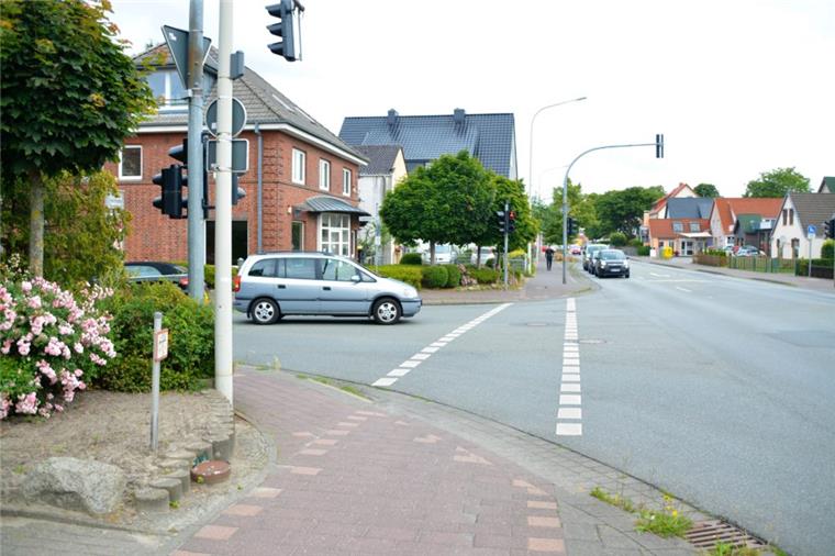 Langen: Leher Landstraße wird halbseitig gesperrt Im Zuge der Gehweg-Erneuerung wird der Bürgersteig im Bereich der Einmündung der Ziegeleistraße im rückwärtigen Bereich verbreitert. Dazu müssen ein Busch (links im Bild) sowie zwei Kugelahorne (Mitte) entfernt werden.
