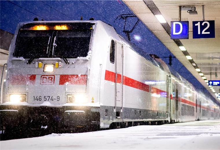 Das ist die Wetterlage in Bremerhaven und umzu Ein Intercity (IC) der Deutschen Bahn steht an einem Bahnsteig im Hauptbahnhof Hannover. Witterungsbedingt ist der Zugverkehr in weiten Teilen Niedersachsens stark beeinträchtigt.
