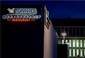 Im Zusammenhang mit dem derzeit bundesweit größten lokalen Corona-Ausbruch in der Fleischfabrik von Tönnies kommt es im Kreis Gütersloh zu einem Lockdown. 