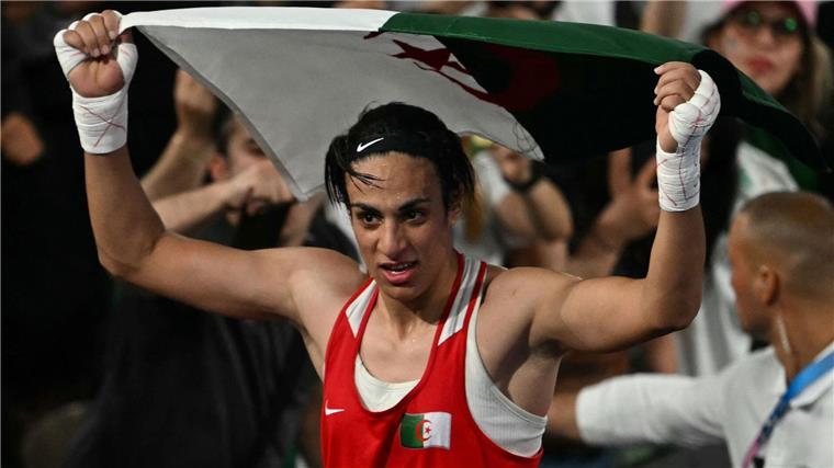 Boxerinnen Khelif und Lin Fahnenträgerinnen bei Schlussfeier Imane Khelif feiert ihren Olympiasieg und wird zur Fahnenträgerin Algeriens ernannt.