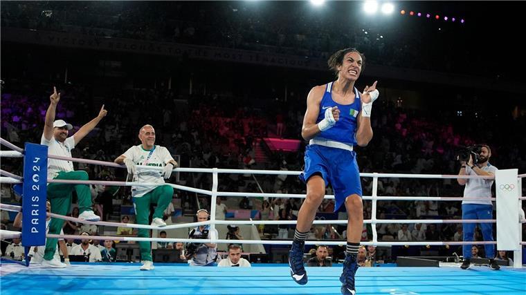 Endloser Olympia-Streit: Frauenboxen als Kulturkampf Imane Khelif jubelt über den Finaleinzug bei Olympia.