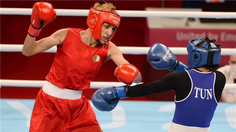Bei WM disqualifiziert: Boxerinnen dürfen in Paris starten Imane Khelif (l) bei den Olympischen Spielen von London