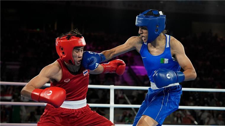 Imane Khelif (r) boxte sich in Paris zu Olympiagold. 